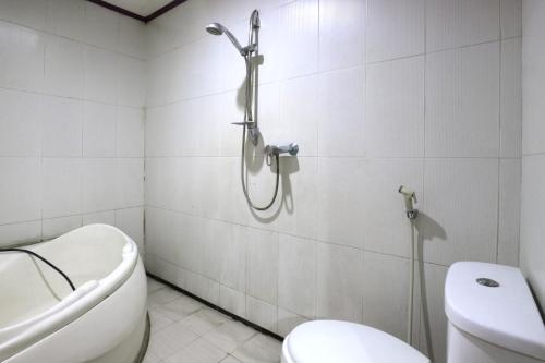 a bathroom with a shower and a toilet and a sink at King Stone Hotel in Mencil