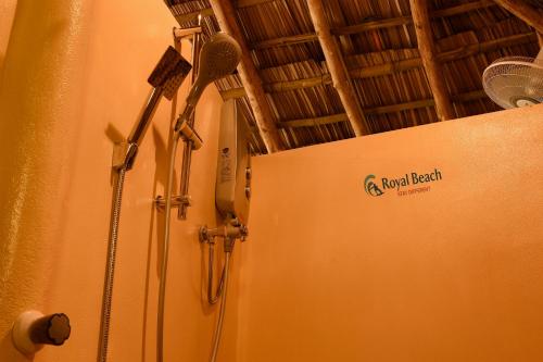 un bagno con box doccia e soffione di Royal Beach ad Arugam