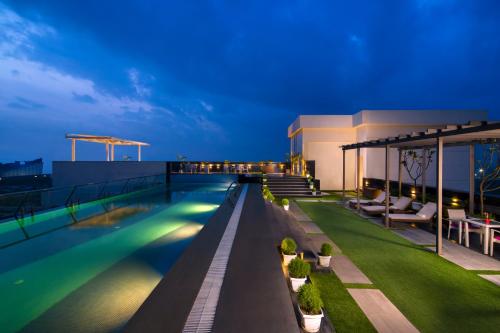 Bazén v ubytování Sandal Suites by Lemon Tree Hotels nebo v jeho okolí