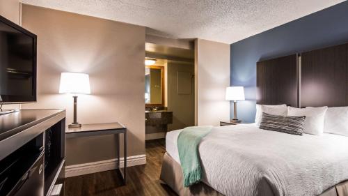 Ένα ή περισσότερα κρεβάτια σε δωμάτιο στο Best Western Pier Point Inn
