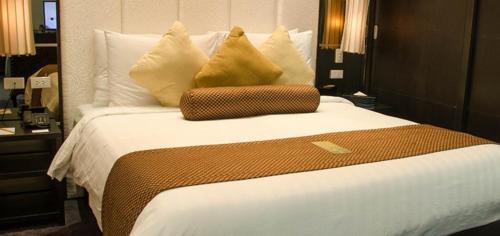 Tempat tidur dalam kamar di The Penthouse Hotel and Residences
