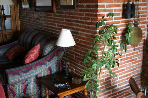 Un lugar para sentarse en Hotel "Posada de Cantabria EL SOLAR" -Cenas típicas y Gintonic- Bar -Terraza panorámica