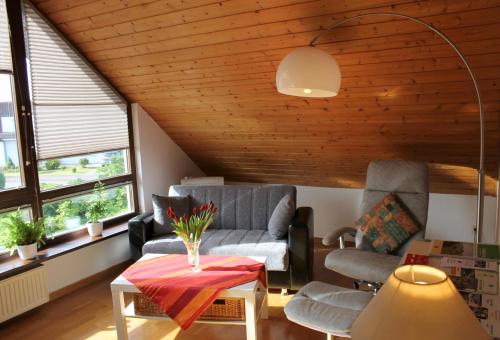 uma sala de estar com duas cadeiras e uma mesa em Ferienwohnung bei Inge und Heinz em Konz