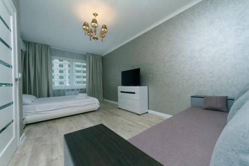 una camera con un letto e una televisione di Sofii Rusovoi 3v a Kiev
