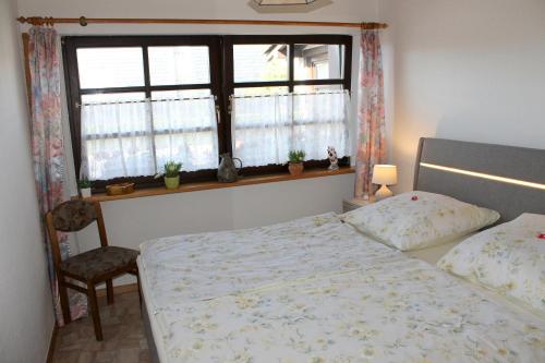 um quarto com uma cama e uma janela em Ferienwohnung bei Inge und Heinz em Konz