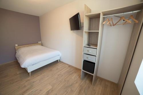 Dormitorio pequeño con cama y armario en Appart Hotel de la Souleuvre en Le Bény-Bocage