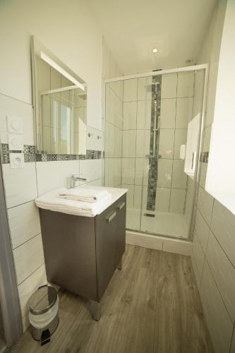 Ένα μπάνιο στο Appart Hotel de la Souleuvre
