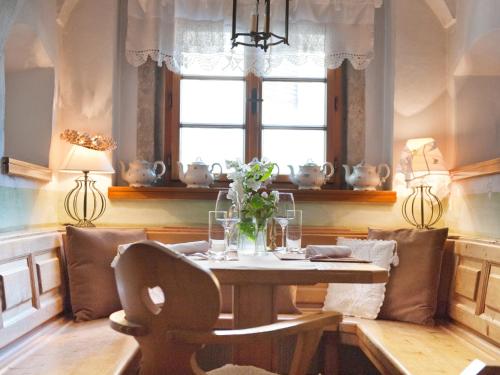 ein Esszimmer mit einem Tisch und einem Fenster in der Unterkunft Mooslechners Rusterhof in Rust