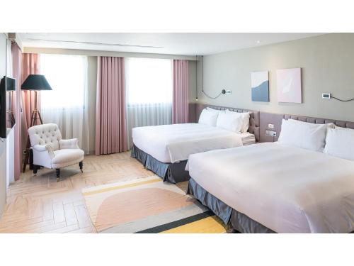 Katil atau katil-katil dalam bilik di Hôtel de Ľeau