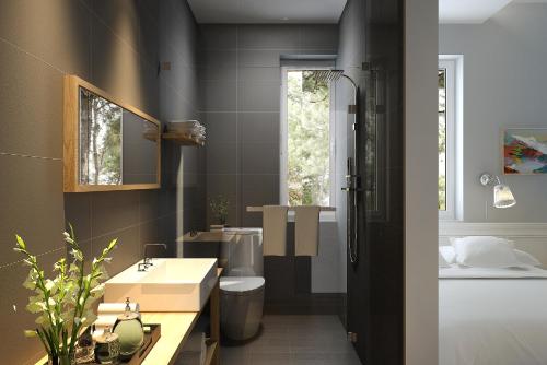 ein Badezimmer mit einem Waschbecken, einem WC und einer Badewanne in der Unterkunft July Inn Weihai in Weihai