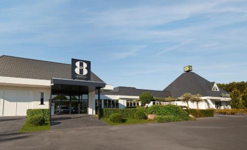 a hotel with a sign on the front of a building at Gr8 Hotel Oosterhout in Oosterhout