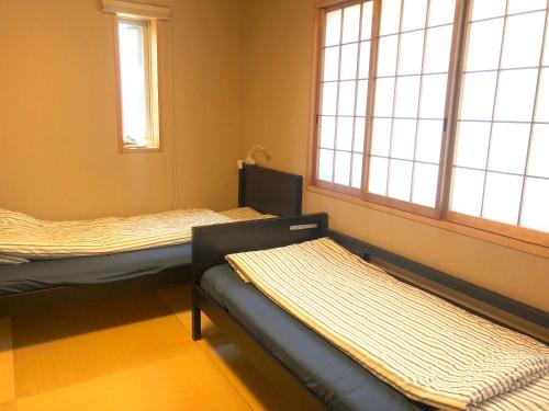 Katil atau katil-katil dalam bilik di Tokyo Art House