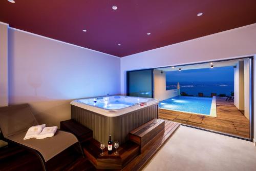 baño grande con bañera y piscina en Villa AltaVista - Seaview & Relax with Heated Pool & MiniGolf en Opatija
