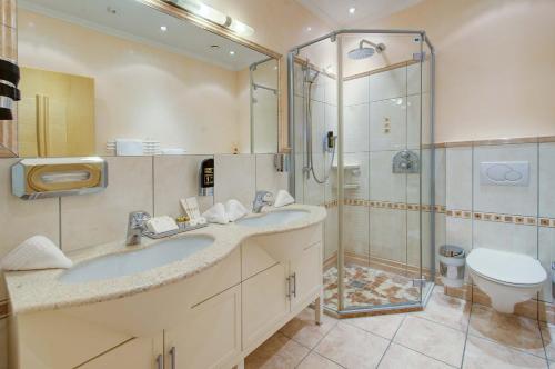 Un baño con ducha, lavabo e inodoro. en Alpinstyle Hotel Ischgl, en Ischgl