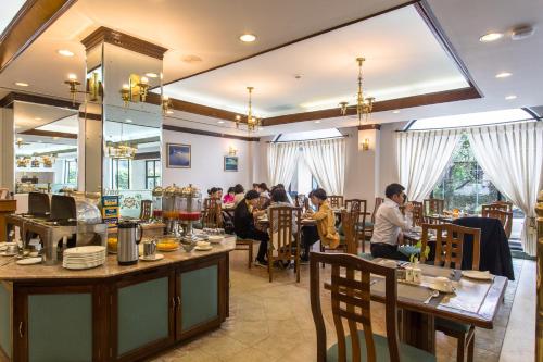 Hotel Le Himalayaにあるレストランまたは飲食店