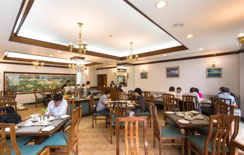 Hotel Le Himalayaにあるレストランまたは飲食店