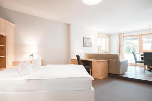 En eller flere senge i et værelse på Hotel Tiefenbrunn Gardensuites & Breakfast