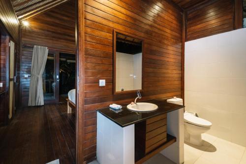 La salle de bains est pourvue d'un lavabo et de toilettes. dans l'établissement Dodol Lembongan Cliff Sunset, à Nusa Lembongan