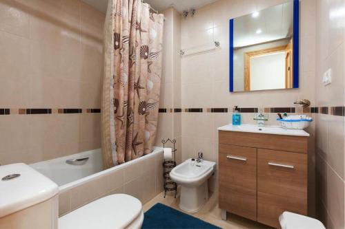uma casa de banho com um WC, um lavatório e uma banheira em Dalias Beach Apartment em Dalías