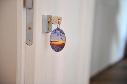 a key chain with a picture of a sunset on a door at Il covo degli Dei in Agerola