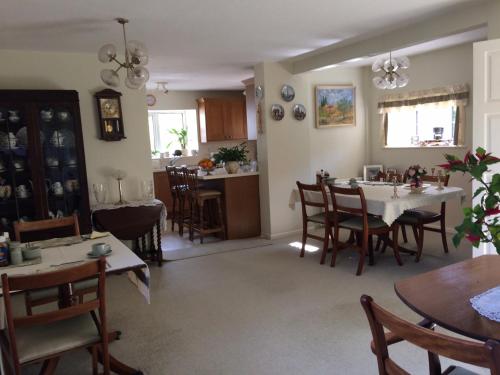 HolbetonにあるThe Grange Accommodation, Waye Farm, Ermington, Devonのダイニングルーム、キッチン(テーブル、椅子付)