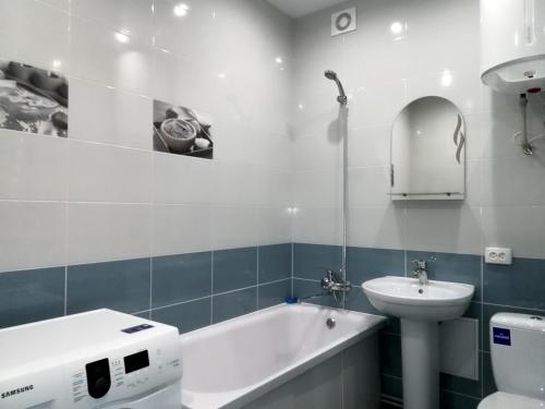 クラマトルスクにあるStusa 2 bedroom luxury apartmentのバスルーム(洗面台、トイレ、バスタブ付)