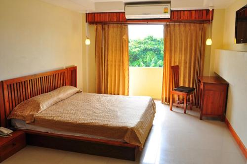 1 dormitorio con cama y ventana en Sathorn Saint View Serviced Apartment, en Bangkok