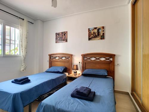 dos camas sentadas una al lado de la otra en un dormitorio en La Torre Apartment - LM 4309, en Roldán