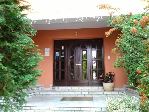 una puerta delantera de una casa con plantas en Zöld Sziget Vendégház, en Eger