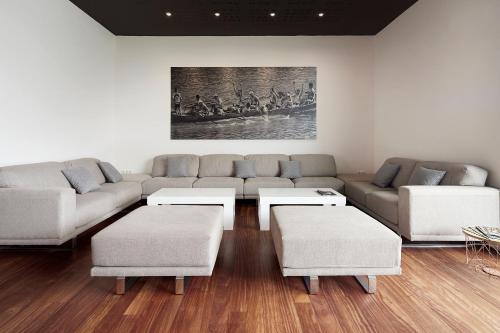 
a living room filled with furniture and a couch at Hotel & Thalasso Villa Antilla - Habitaciones con Terraza - Thalasso incluida in Orio
