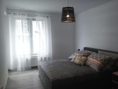 コウォブジェクにあるOsiedle Polankiのベッドルーム1室(ベッド1台付)、窓(光付)