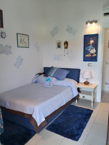- une chambre avec un lit et une table avec une lampe dans l'établissement Mariolina Casa Vacanze, à Capoterra