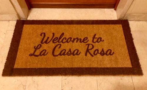 a welcome mat on the floor of a bathroom at La Casa Rosa by Roby&Silvy in Bellano