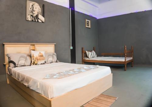 Tempat tidur dalam kamar di Ipoh Boutique Stay