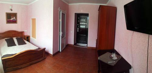 Postel nebo postele na pokoji v ubytování Monte-Kristo Hotel