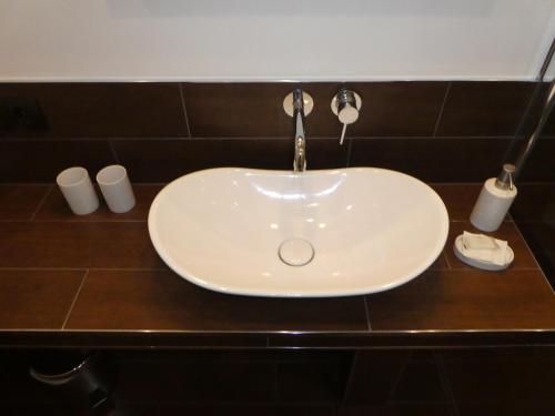 a sink with a faucet on a counter in a bathroom at Ferienwohnung Janus Altstadt-Hameln Haus 2 inklusive Parkplatz - mit und ohne Terrasse oder Loggia in Hameln