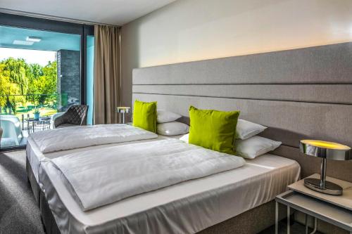 En eller flere senge i et værelse på Open Hotel Szentes