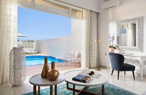 Bazén v ubytování Mythos Palace Resort & Spa nebo v jeho okolí