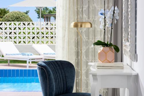 Bazén v ubytování Mythos Palace Resort & Spa nebo v jeho okolí