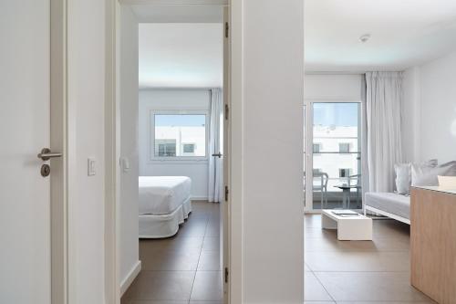 2 vistas a un dormitorio y una sala de estar en Ibiza Sun Apartments, en Playa d'en Bossa