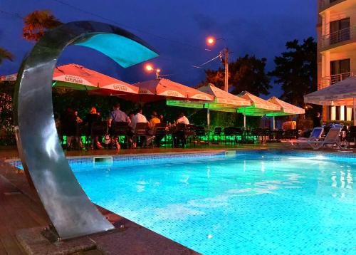 Bazén v ubytování Kobuleti Pearl Of Sea Hotel & Spa nebo v jeho okolí