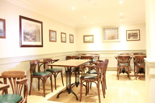 Um restaurante ou outro lugar para comer em Walter Raleigh Hotel