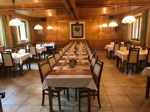 Restaurace v ubytování Gasthof zum Gamsjäger