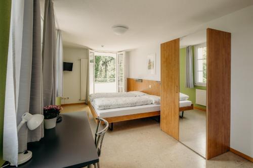 Un pat sau paturi într-o cameră la Bienenberg - Das Genusshotel im Grünen - Liestal