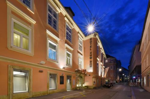 una calle vacía en una ciudad por la noche en Boutique Hotel Dom - Rooms & Suites en Graz