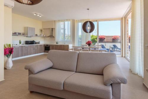 a living room with a couch and a kitchen at Coral Luxury Villas in Lozenets