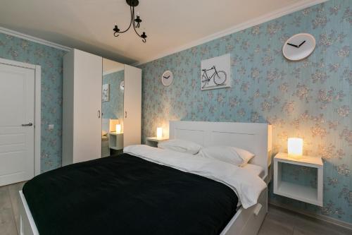 PutilkovoにあるMaxRealty24 Mortonのベッドルーム1室(青い壁紙の大型ベッド1台付)