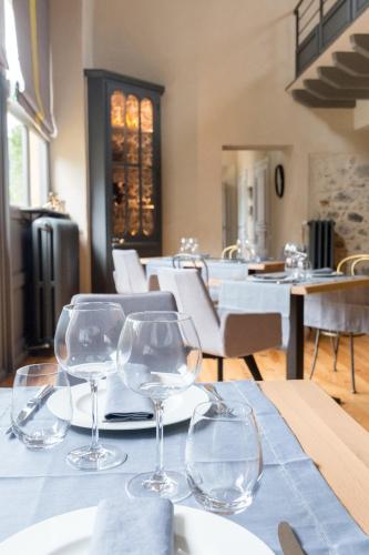 une table avec des verres à vin sur un chiffon de table bleu dans l'établissement Le Relais, à Bagnères-de-Bigorre