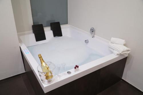 拿坡里的住宿－Napoli Svelata，浴缸内装有香槟酒瓶和玻璃杯