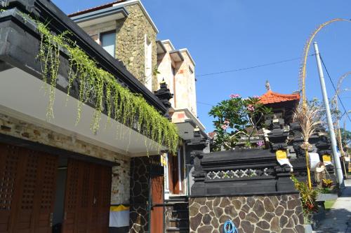 a building with ivy growing on the side of it at Villa Shanti Bali in Sempidi